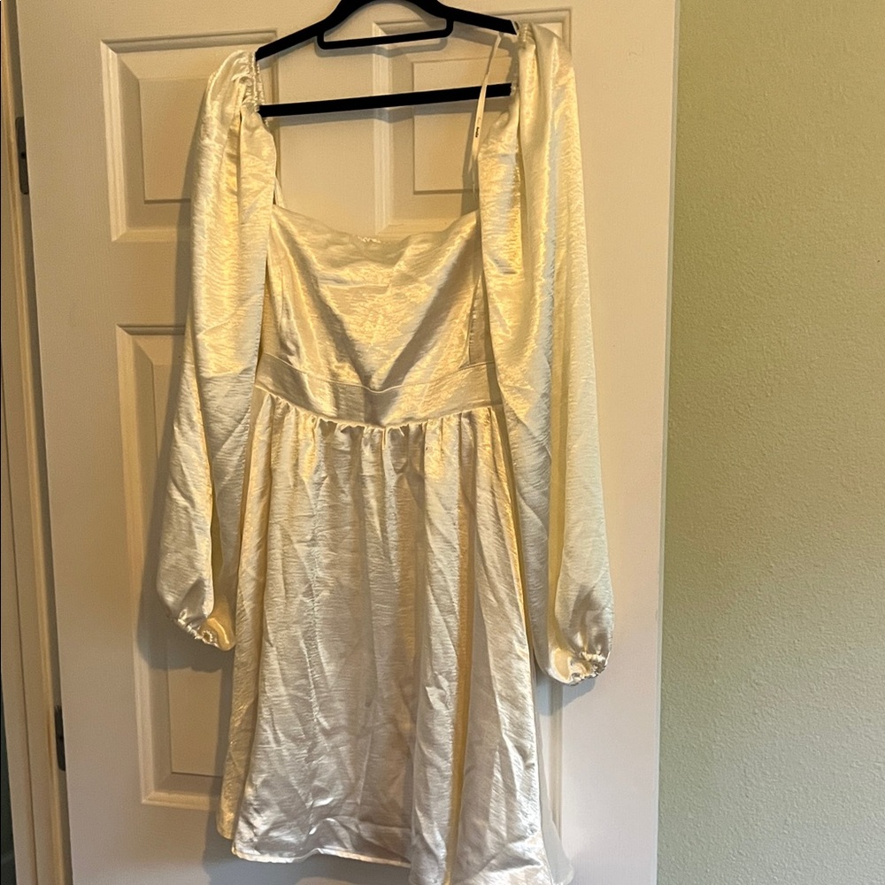 Arula Elegant Cream Long Sleeve mini Dress new without tags